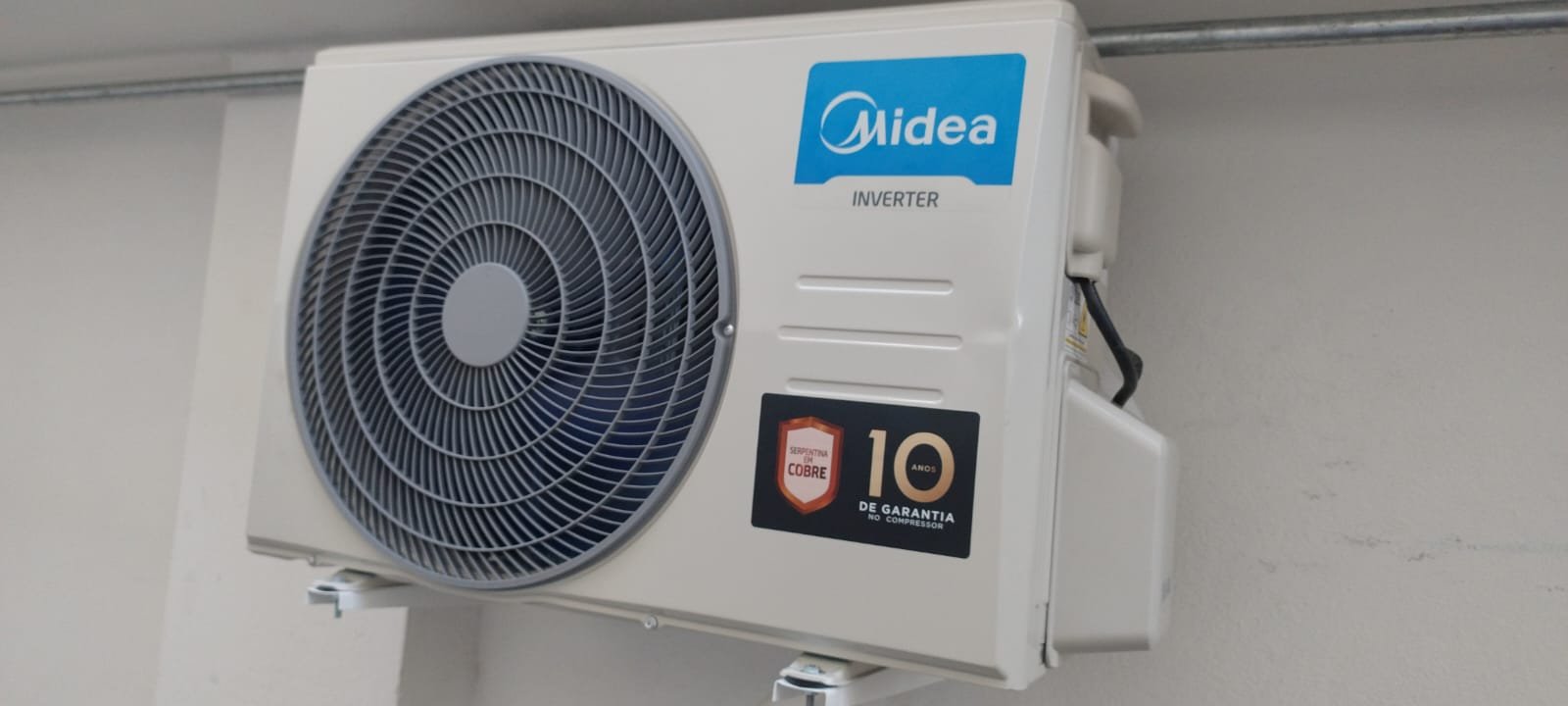 Condensadora Midea Inverter instalada em parede externa