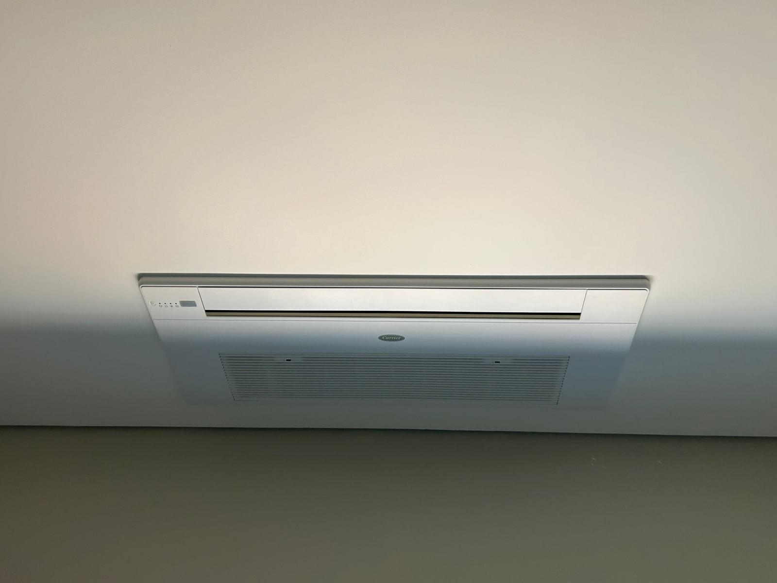 Ar-condicionado cassete Carrier instalado no forro