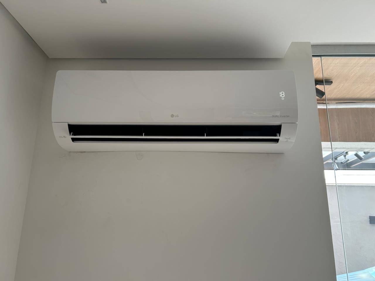 Ar-condicionado split LG instalado em parede de ambiente residencial