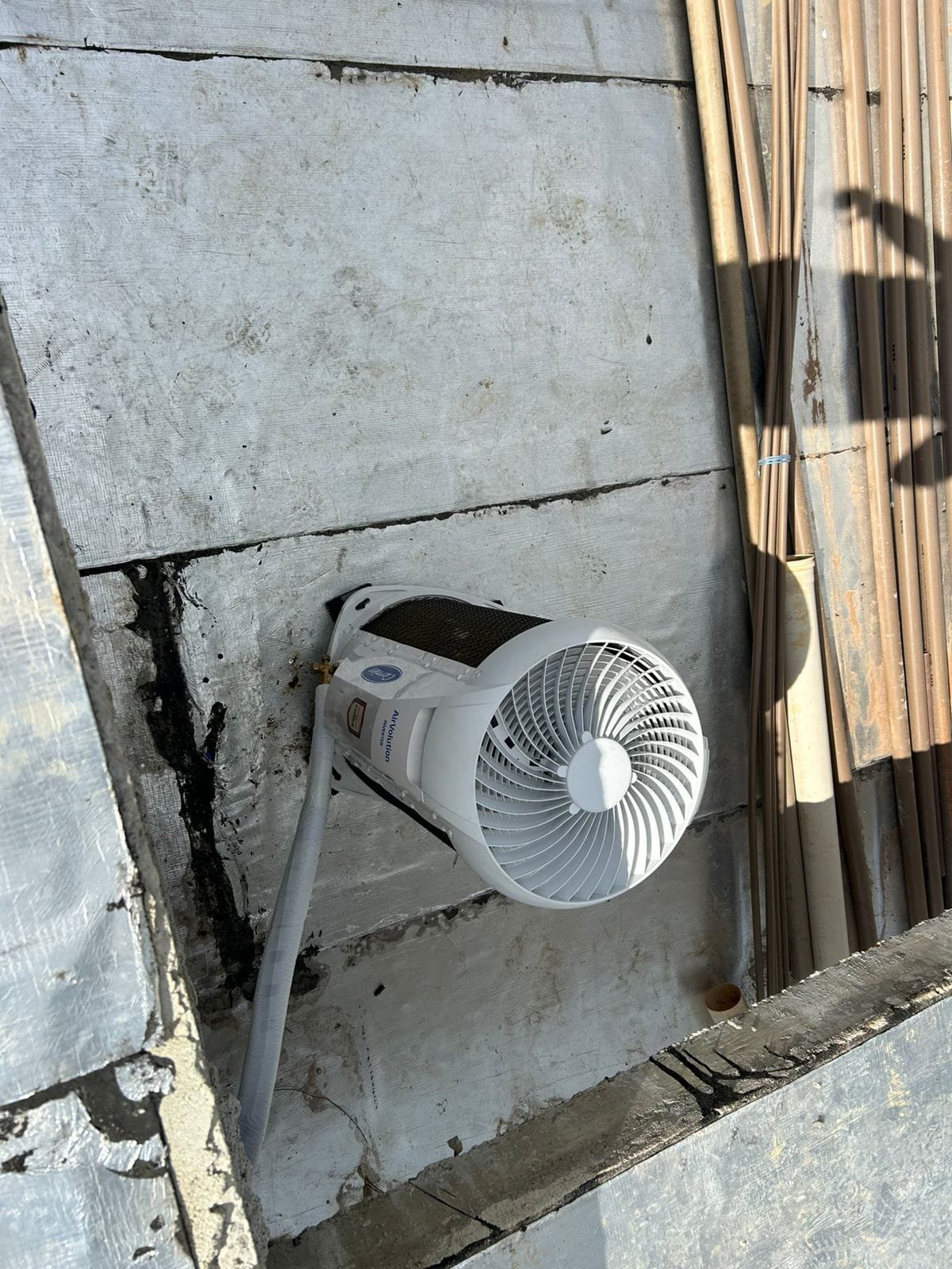 Condensadora Carrier AirVolution instalada em parede na laje